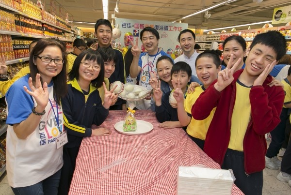 百佳義工和匡智會學童的合照