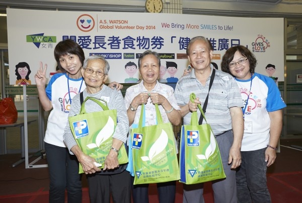 長者與屈臣氏義工合照