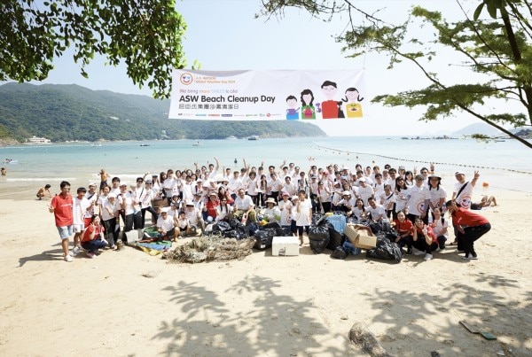 屈臣氏集團的90名義工合力清潔清水灣二灘