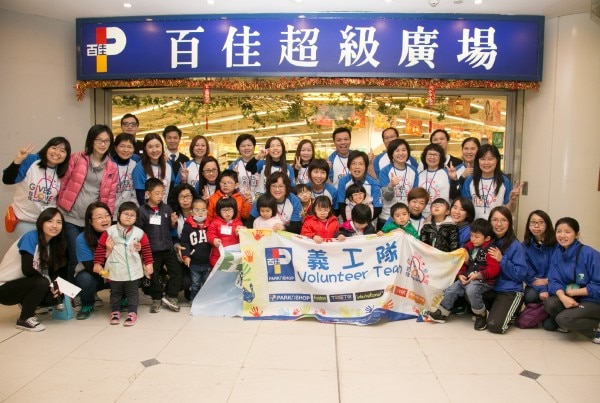 百佳義工隊安排來自心光幼兒中心的視障幼稚園學童到海怡半島分店參觀