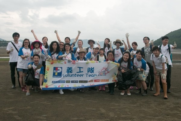 百佳義工隊於泥灘上合照