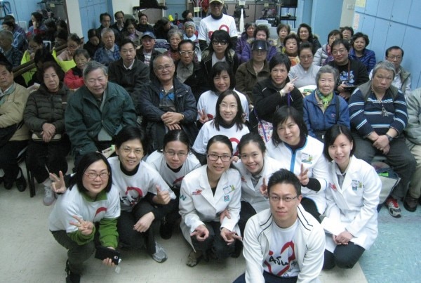 屈臣氏集團義工隊與長者合照