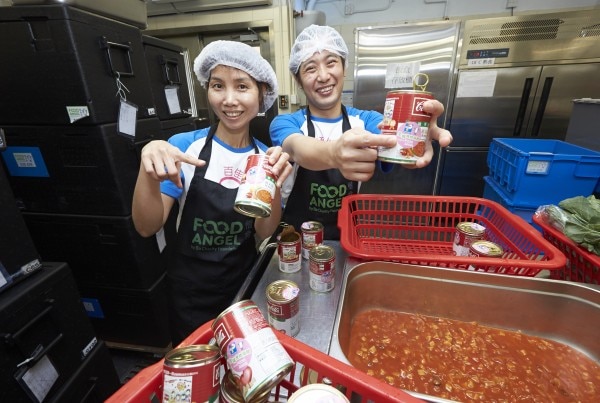 百佳義工於「惜食堂」的深水埗廚房準備營養飯餐