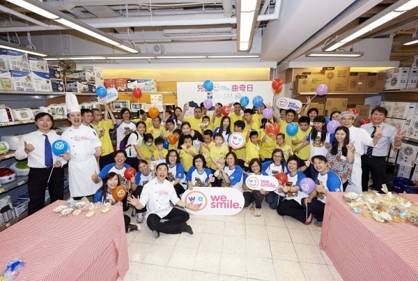 匡智會的學童、老師及百佳義工隊隊員合照