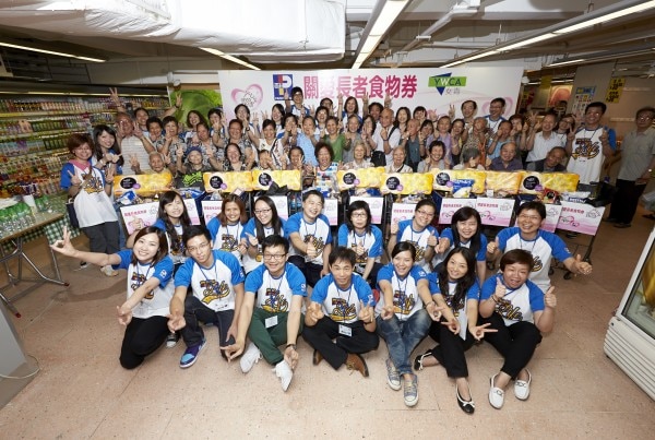 百佳義工隊與長者於分店合照