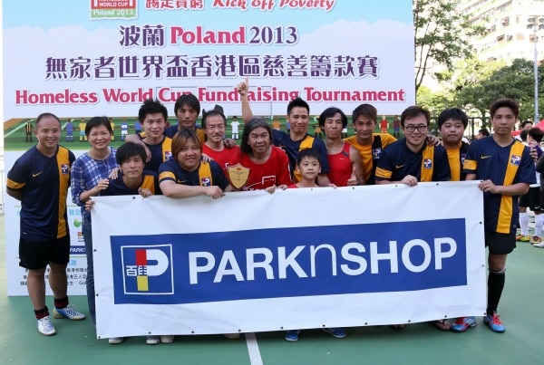 百佳隊於街頭足球比賽後獲獎的合照