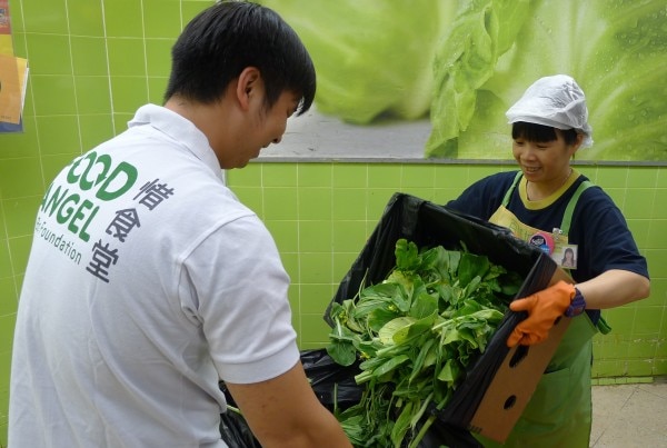 百佳義工與惜食堂員工正在處理廚餘