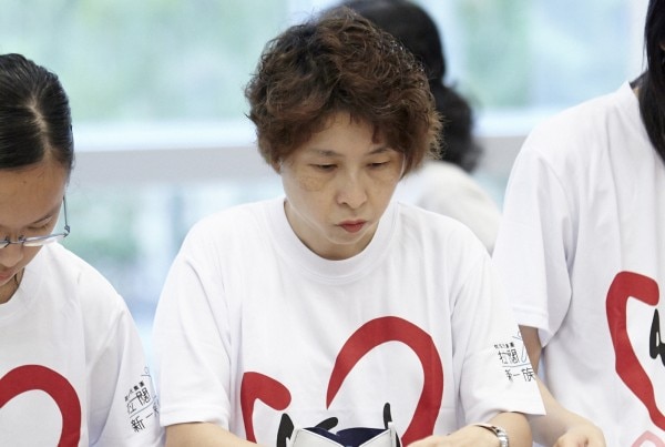 屈臣氏集團義工隊正在準備「愛心禮品包」