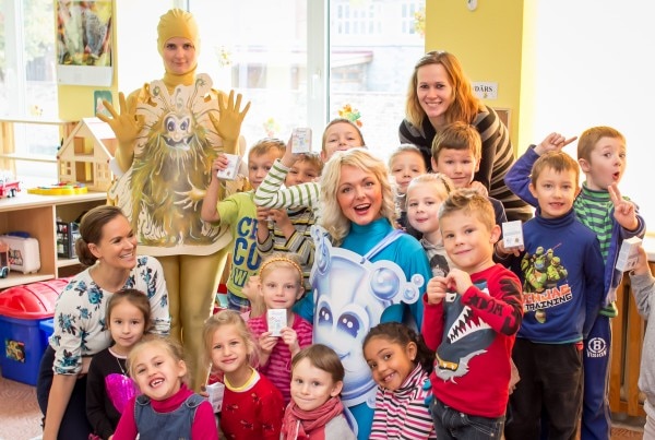 拉脫維亞Drogas員工與小朋友合照