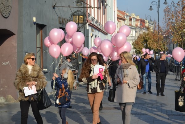 Drogas 義工在立陶宛不同城鎮宣傳「Don‘t Delay!」預防乳癌活動