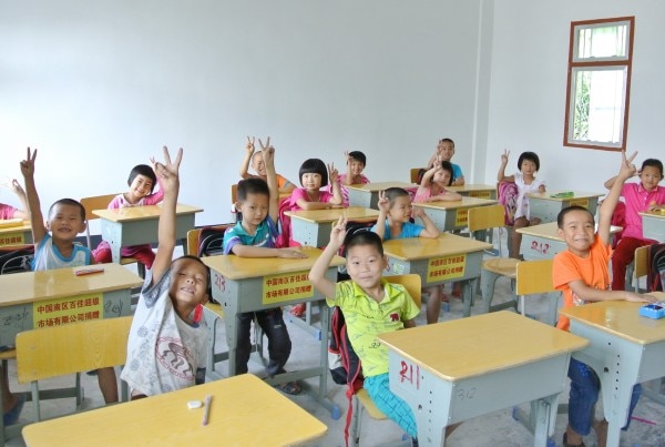 農村小孩在課室合照