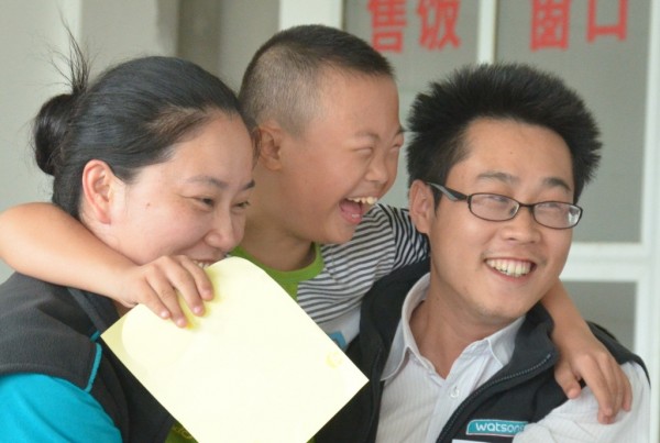 中國屈臣氏的義工探訪特殊學校，和小朋友玩遊戲，眾人面上都充滿笑容。