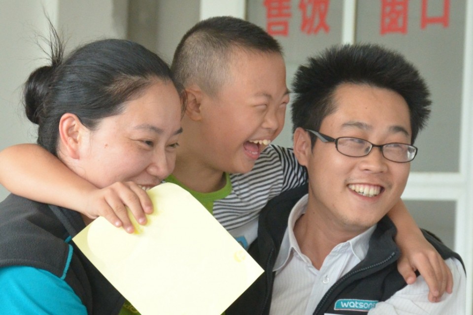 中國屈臣氏的義工探訪特殊學校，和小朋友玩遊戲，眾人面上都充滿笑容。