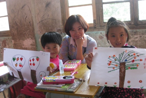 學童展示他們的畫作