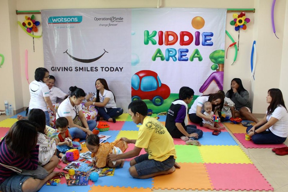 菲律賓屈臣氏的「微笑行動」為五十一個受惠機構送上關懷與微笑，義工與受惠兒童渡過了一個溫馨的早上。