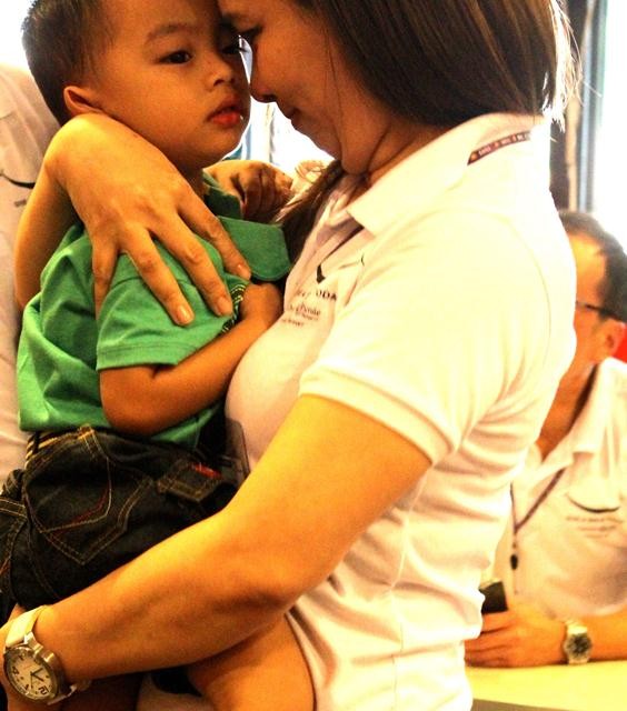 菲律賓屈臣氏的「微笑行動」為五十一個受惠機構送上關懷與微笑，義工與受惠兒童渡過了一個溫馨的早上。