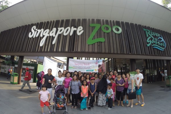 新加坡屈臣氏義工隊陪同庇護中心的婦女和小孩參觀動物園，並在動物園前合照留念