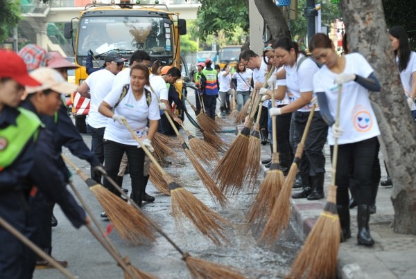 一百多名泰國屈臣氏的義工齊心協力清潔Ratchadaphisek街道