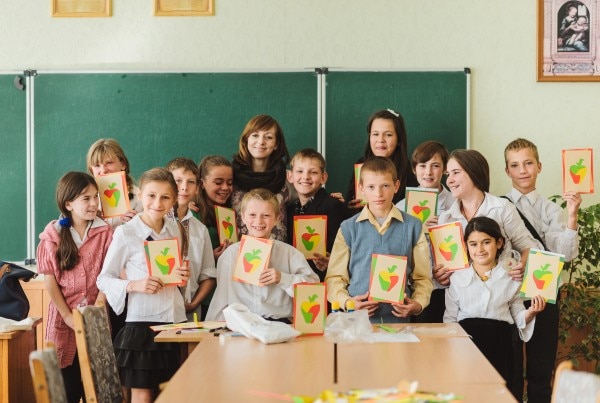 烏克蘭屈臣氏義工探訪就讀於Smela寄宿學校的弱勢社群小孩，和他們一同合照