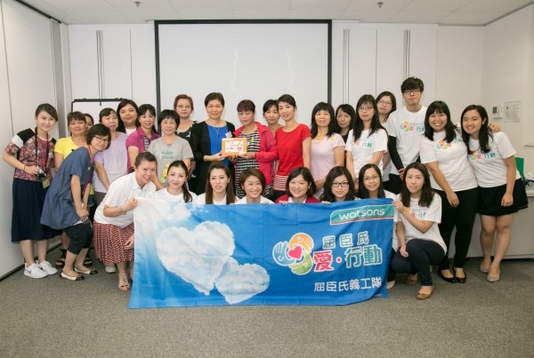 屈臣氏義工與參與者合照