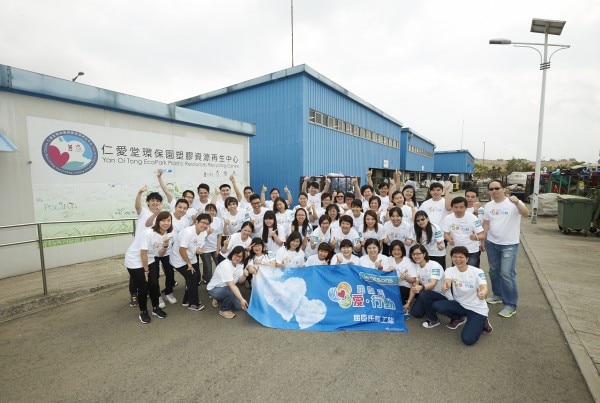 來自屈臣氏義工隊的義工於塑膠資源再生中心前合照