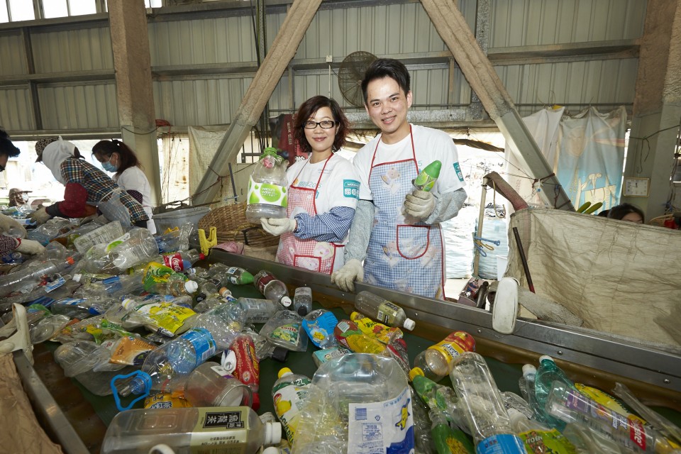 來自屈臣氏義工隊的八十五名義工參觀了塑膠資源再生中心，並參與塑膠容器分類，以了解膠樽回收過程。