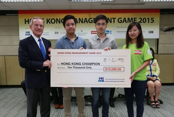 屈臣氏集團向香港管理專業協會「管理演習」的得獎年輕人頒發10000元