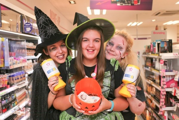 店鋪職員扮鬼扮馬為店鋪籌款