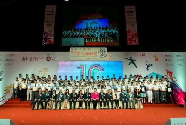 得獎屈運動員及嘉賓在台上合照