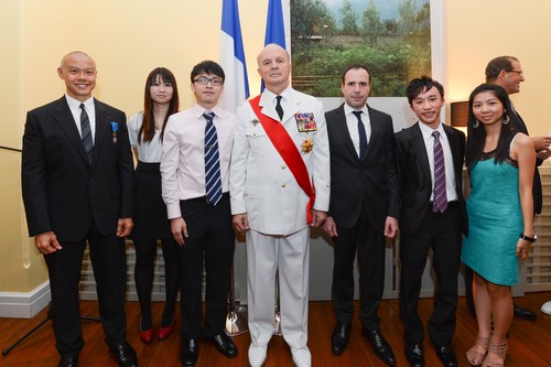 屈臣氏集團捐助的La Légion d’Honneur 獎學金得獎學生在語言中心與當地官員合照