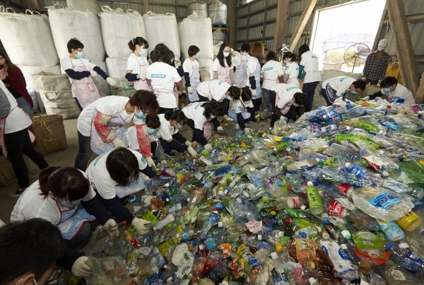 屈臣氏義工隊為塑膠容器分類