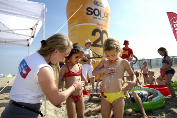 Kruidvat 與荷蘭癌症協會合作，於炎炎夏日派出防曬特攻隊到海灘宣揚防曬理念