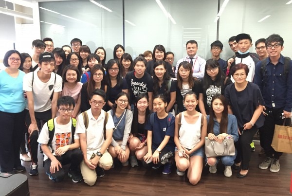 香港浸會大學學生於屈臣氏集團的辦公室內合照